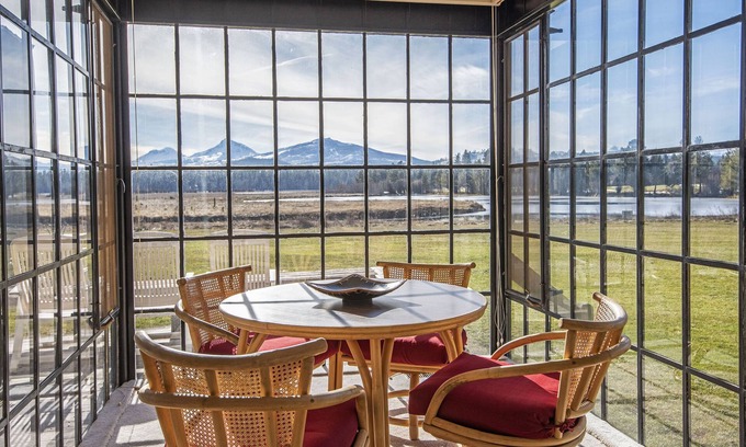 Black Butte Ranch House | CH059 | REDUCED RATES THRU 2025 - Pet friendly with Lake & Mountain views!