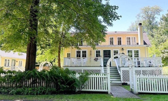 New Buffalo House | Charming 7 Bedroom Home And Coach House ~ Great for Summer Getaways!