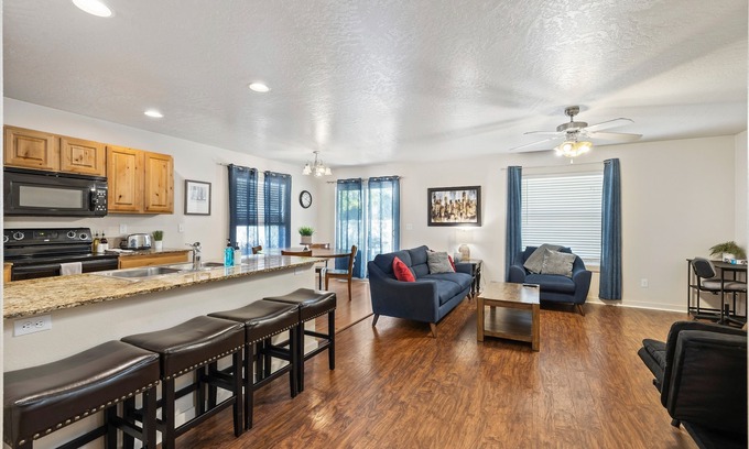 Meridian House | Charming Home | Fenced Yard | Quiet Street (98)