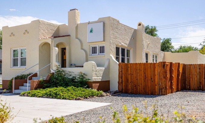 Cody House | Cody Downtown Retreat- close to Main Street, space for larger groups & central air!
