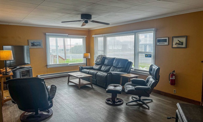 Pacific Beach House | Comfortable and dog-friendly cottage, walk to Pacific Beach State Park