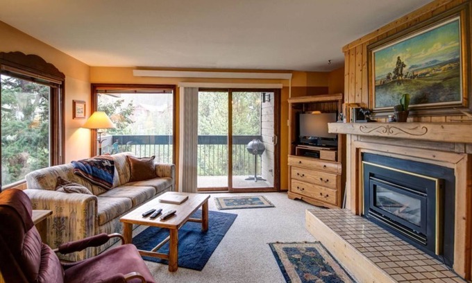 Big Sky Condo | Conveniently located condo with fireplace and gorgeous views - Stillwater Studio Retreat