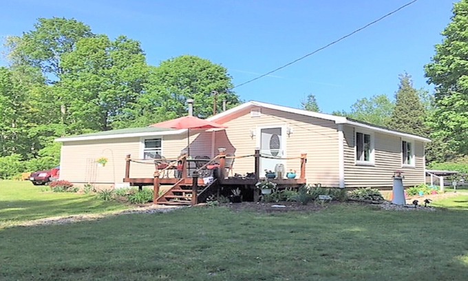 South Haven Cottage | Cozy Cottage-Huge Yard -Walk to Beach, Close to Bike Path-Family Fun!-Sleeps 7 !