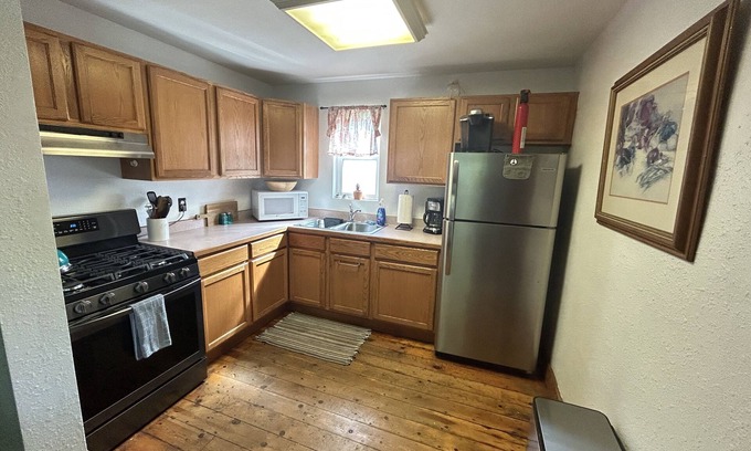 Riverfront House | Cozy fenced Yard-Handcrafted Woodwork leather furniture 1.5 Mile Downtown