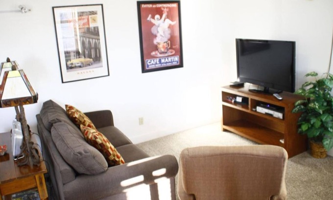 Downtown Bozeman Condo | Cozy home in historic Downtown Bozeman w/great location - Gracious Urban Abode on Main Street!