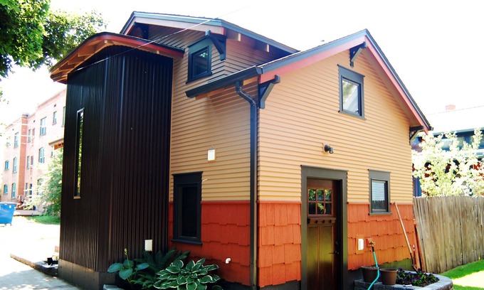 Riverfront House | Cozy, Modern Bungalow in the Heart of DOWNTOWN !!