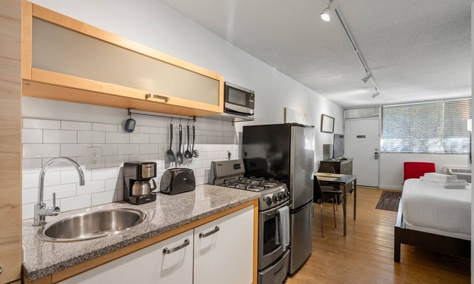 Midtown Apartment | (CPG) Serviced Studio w/Full Kitchen in Quiet Neighborhood