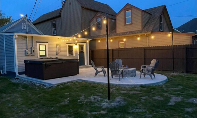 Fletcher Place House | D-town Indy w/HotTub,FirePit