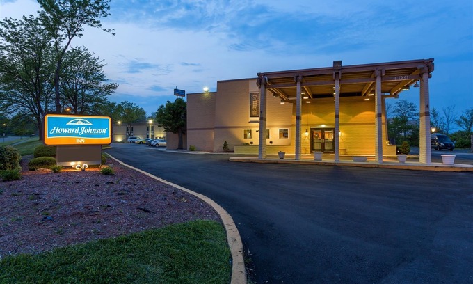 Springdale Hotel | Days Inn & Suites by Wyndham Cincinnati North