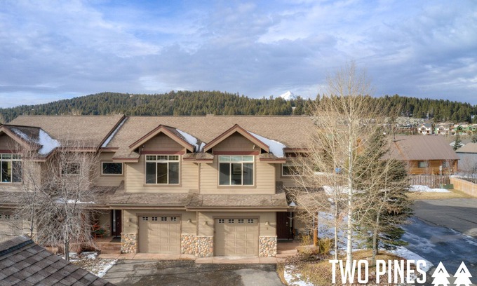 Big Sky House | Deluxe Townhome! Town Center! Hot Tub! 15 Min Drive to Resort! 5Min Walk to Shut