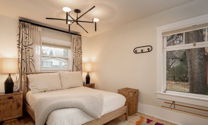Bozeman House | Downtown Modern Bungalow - 3BR w Private Yard + Hot Tub - 30 day minimum
