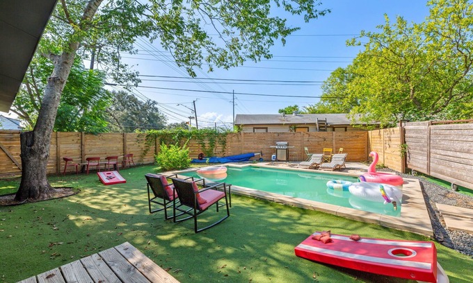 MLK House | Dream Stay w/Pool & Hotub for up to 20 Guests, Mins to DT Austin!