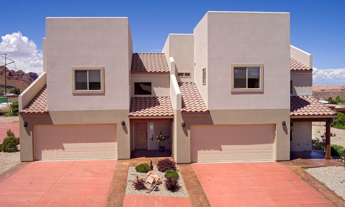 Moab South Valley House | DW6 Private Hot Tub, En-Suite Bathroom for Each Bedroom, Near Arches Park!