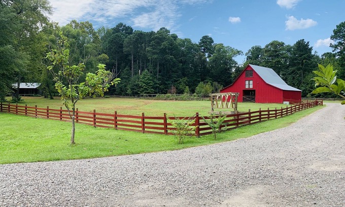 Washington House | Elegant Barn king bed near crater of diamonds