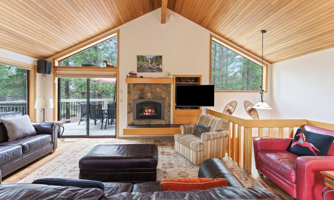 Sunriver House | Elegant & Modern, 3 Min. Walk to SHARC & Passes, Hot Tub, Fireplace, Bikes