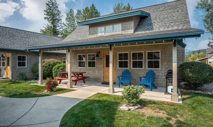 Dover Bay House | Enjoy a bright and peaceful stay steps from Lake Pend Oreille. "Coast Is Clear" bungalow offers resort comfort and nature's beauty.