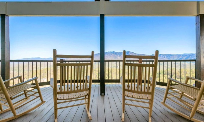 Chalet Village North Cabin | EPIC mtn view ◊ pool table ◊ HotTub ◊ theater ◊ free Dollywood tkt (Paradise Pk)