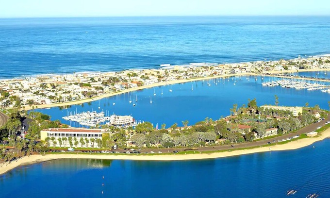 San Diego Hostel | Experience the best of San Diego! 4 Large Units with Bay View! FREE Parking!