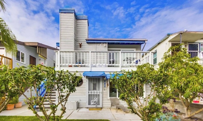 Mission Beach House | Fall fun at Mickey's Bungalow! By Beach+Bay+Pets