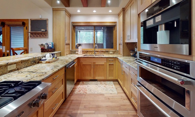 Sunriver House | Family Fun Getaway with Deck, Hot Tub & Pool Table