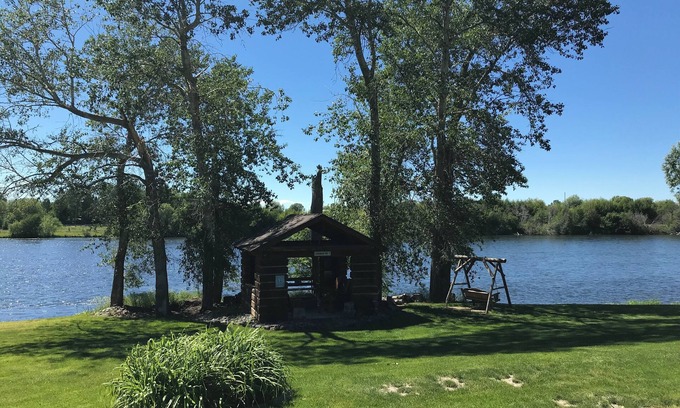 St. Anthony House | Flyfishing /kayaking/paradise, near Yellowstone Park, right on the Snake River