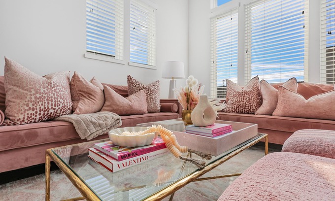 West End House | FREE NIGHT DEAL! DOWNTOWN! 2MI TO BROADWAY! DOLLHOUSE! #2 of 5 HOMES TOGETHER!