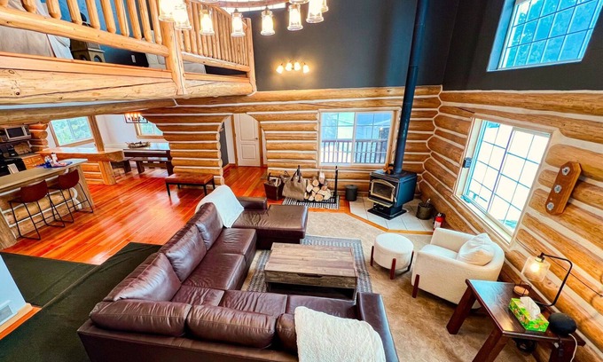 Coram House | Glacier Dream Escape! Pet Friendly, 6 Bed/4.5 Bath, Sleeps 12, Private Acreage, Trees Galore!