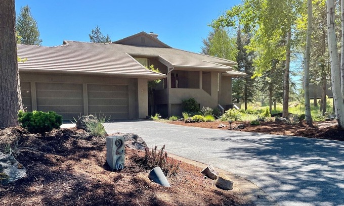 Sunriver House | Golf Course, SHARC Passes, BBQ, WiFi, Mt Batch, Desch River, Tennis, Bike Paths