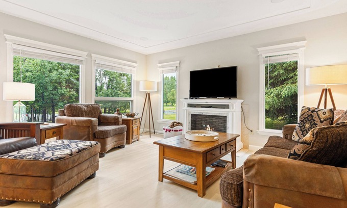 Columbia Falls House | Golf Resort 4bd Home- 20 to Minutes to Glacier Park and 10 Minutes to Whitefish
