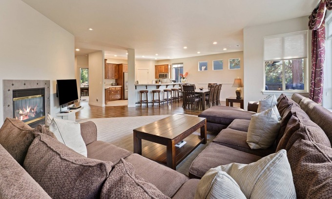 Bend House | Gorgeous and Updated! Perfect Location in NW Bend, Pool Table, 20 Min To Bachelor!