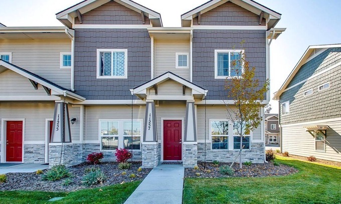 West Valley House | #HabitueHomes - The Centre of it All - 2bed 2.5bath New Construction Condo w/ King Bed!