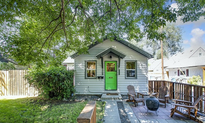 Veterans Park House | #HabitueHomes - The Craftsman's Cottage - Dog Friendly and perfectly located!