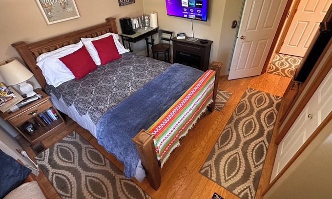 Hayden Apartment | Hayden Hideaway ❤️ Quiet, Comfortable and Private. Close to everything!