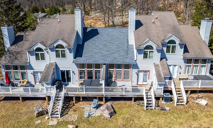 Lake Harmony House | High End Townhouses, Walk to Slopes, Hot Tub, Fireplaces, Pool Table, Lake