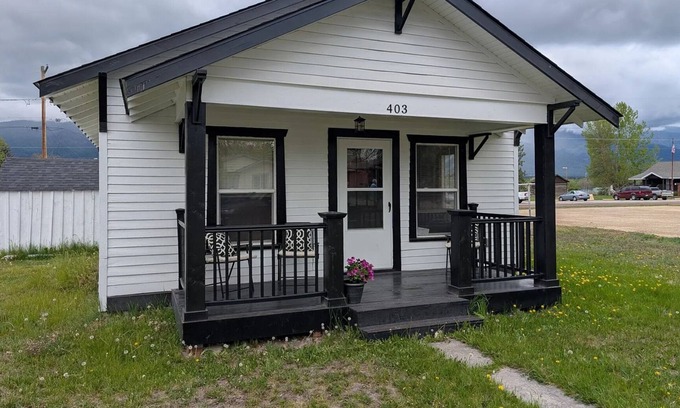 Stevensville House | Historic cottage in Stevensville with views of the mission mountains.