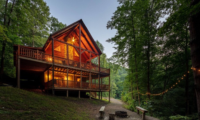 South Bloomingville Cabin | Hocking Hills Paradise! πΏ Hot Tub ~ Near Caves ~ WiFi ~ Serene, Secluded πΏ