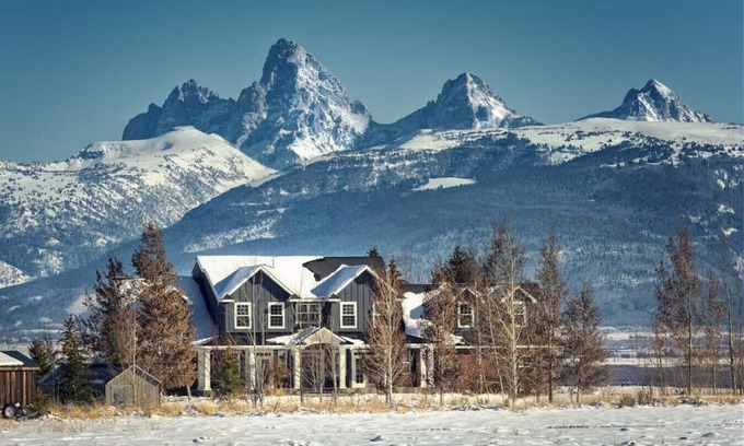 Driggs House | Horseshoe Lane Lodge | Chef's Kitchen, Fireplace, Game Room & Outdoor Court