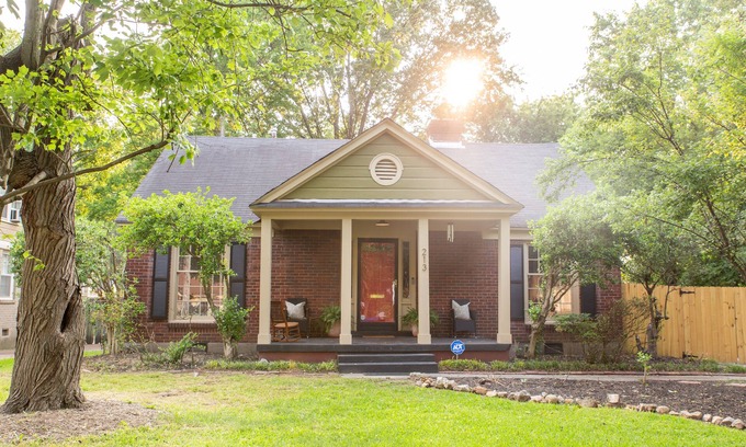East Memphis House | J Birds' Cottage in the heart of Midtown
