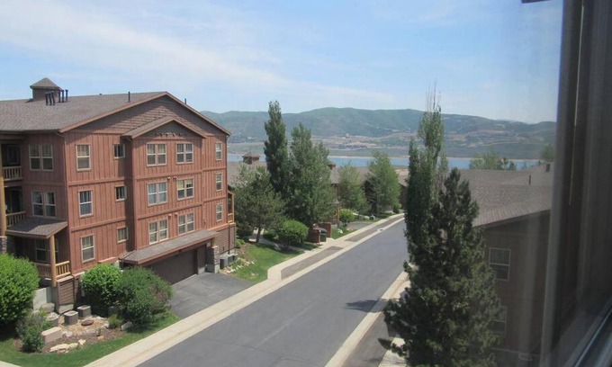 Park City Apartment | LAKE VIEW + 5 MIN TO DEER VALLEY SKI LIFT 2B/2B