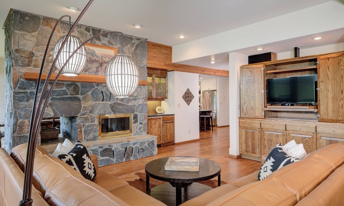 Big Sky Meadow Village Condo | Large Condo w/Miles of Views at Big Sky Golf Course, Community Hot Tub/Pool - Park Condo Retreat