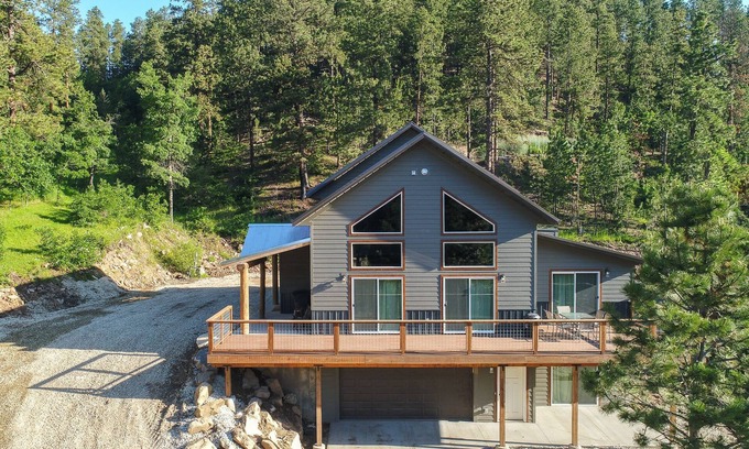 Deadwood Cabin | Lazy Dog Lodge, Hot Tub, AC & Activities Near Black Hills