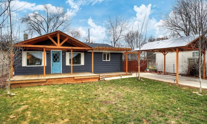 Depot Bench House | Little Blue Bungalow Pet Friendly, Fenced Yard!