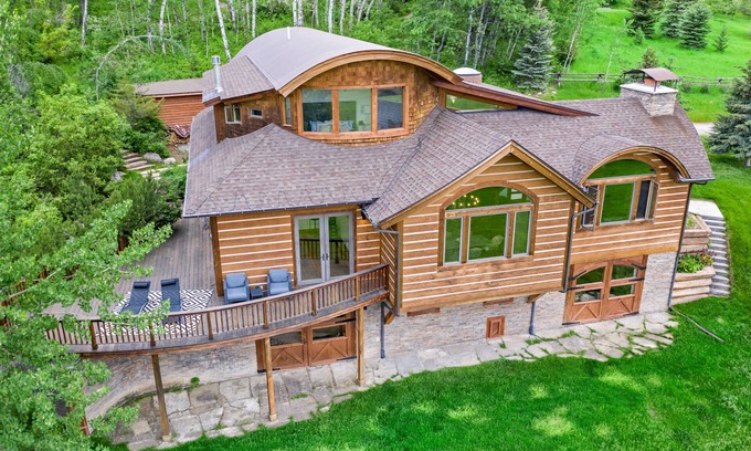 Bozeman House | Luxurious Montana Retreat: Hot Tub, Mountain Views & Near Yellowstone!