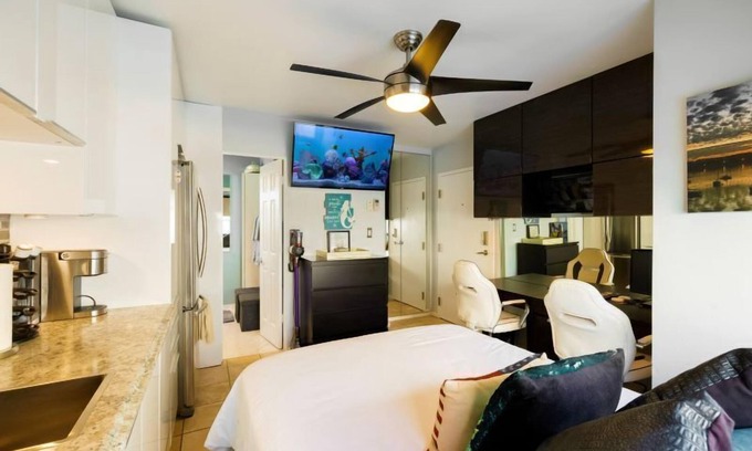 Mission Beach House | Luxurious Studio on the Beach with Full Office Amenities - Sleeps 2 -