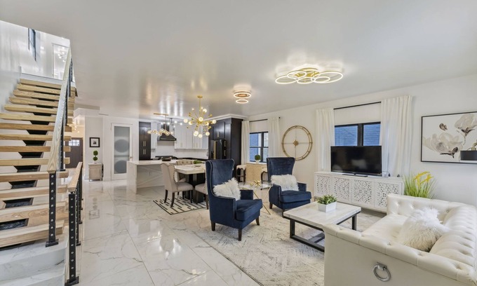 Downtown Columbus House | Luxury, modern, privacy fence, OSU, downtown, home