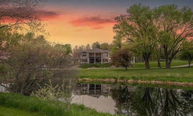 Ashland House | Luxury Retreat for Large Groups 10BR Estate in Scenic Ashland, NE