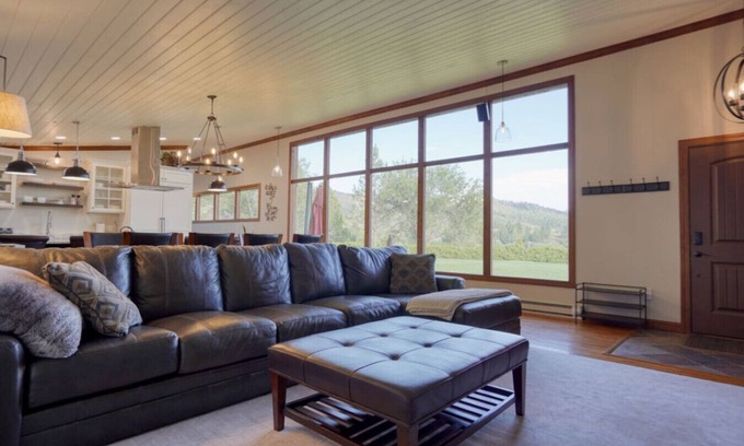 Hot Springs House | Luxury Vacation Home w/Chef`s Kitchen