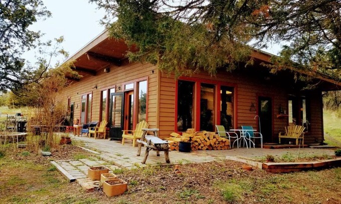 Livingston House | Magical Paradise Valley Hideout nr Yellowstone NP