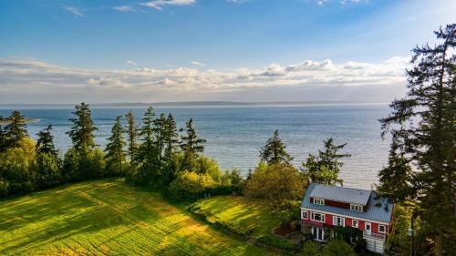 Clinton House | Maxwelton Aerie Bluffside Retreat w Sweeping Puget Sound Views Firepit