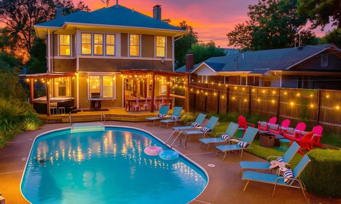 Crosstown House | Memphis Belle - POOL, Hot Tub, Arcades, Fire Pit, Games & so much more!